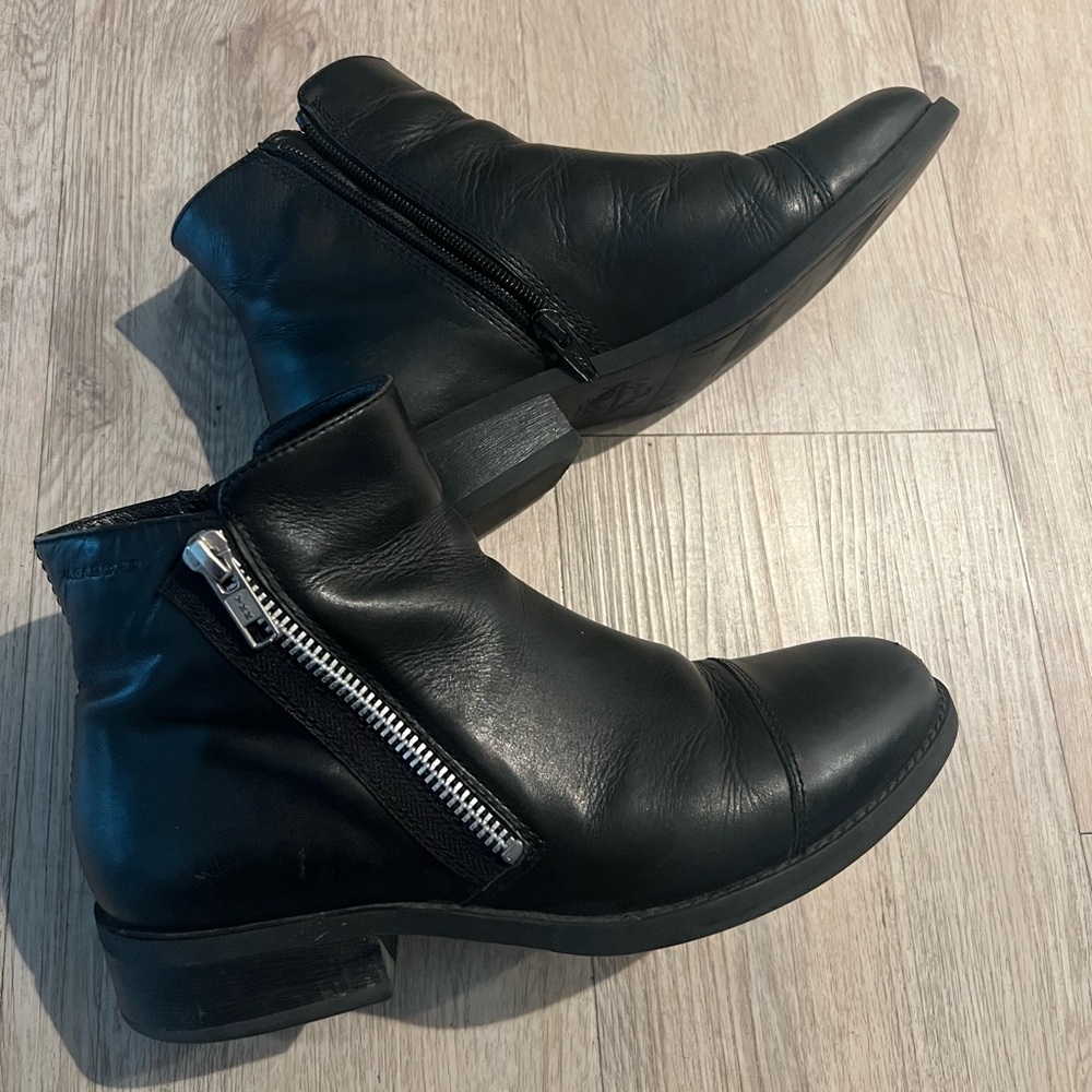 Vagabond Cary Women's Classic Leather Black Ankle Boots with Side Zipper